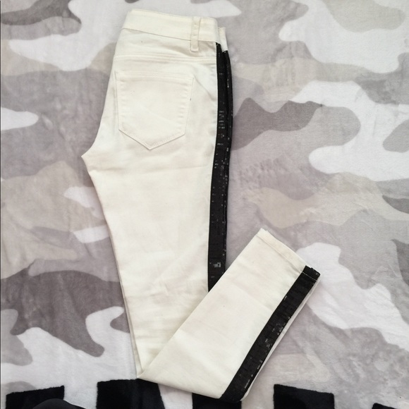 Iris Jeans Denim - 👖$6 IF BUNDLE. Iris skinny embellished Jeans